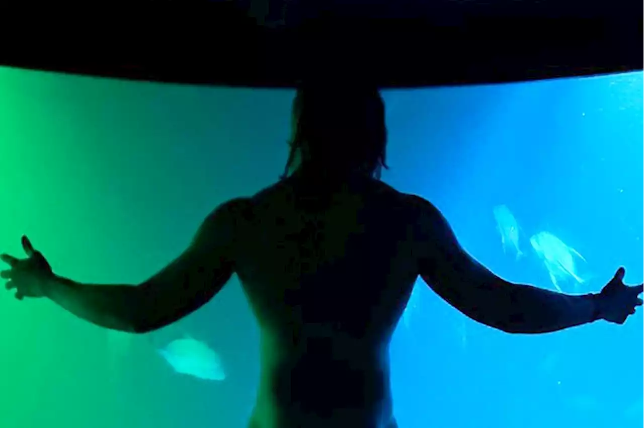 KSI poses naked in front of fish tank and compares himself to Roman god