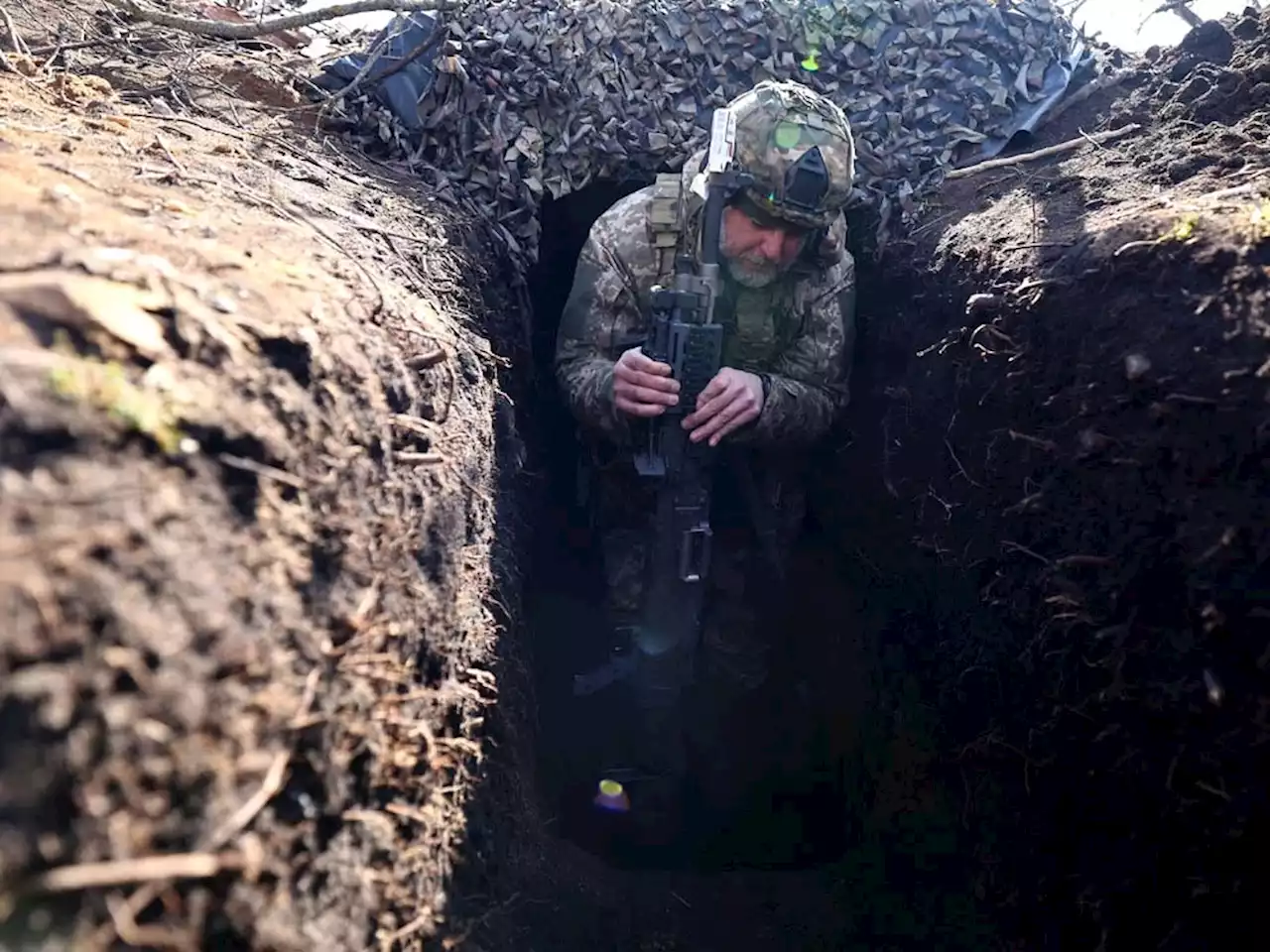 Civilians flee embattled town as Ukrainian pullout looms