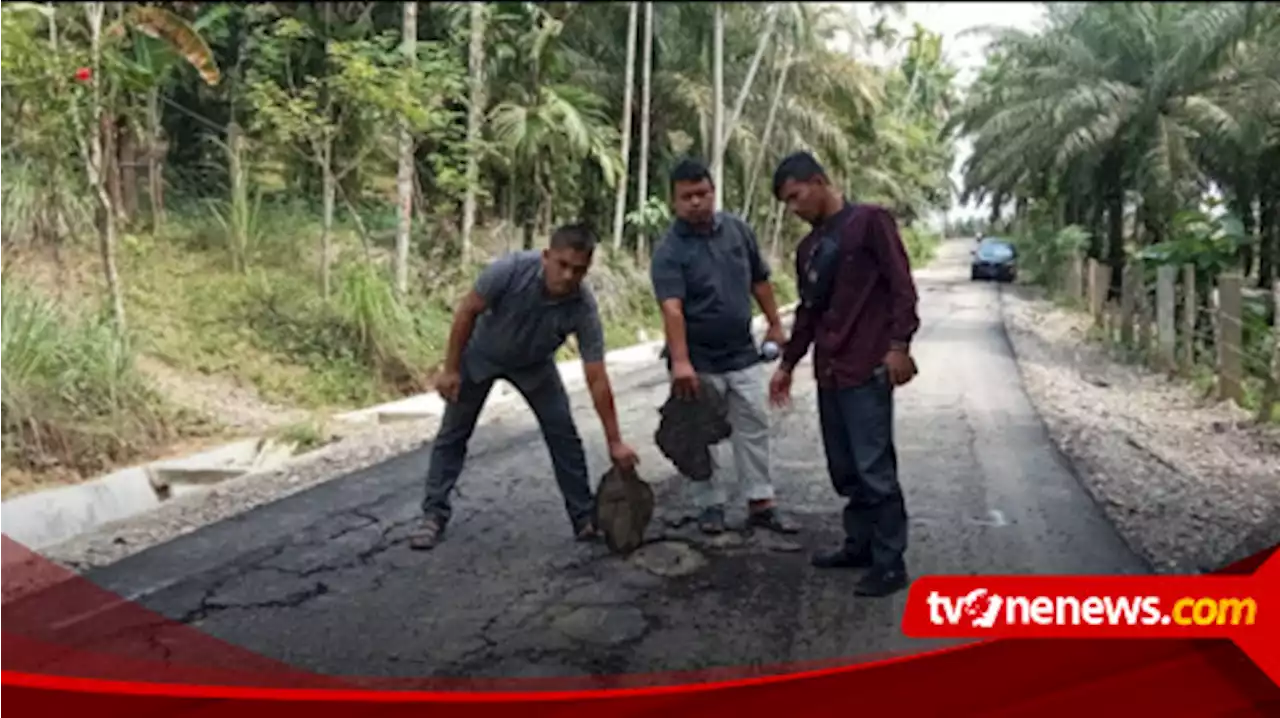 Seorang Anggota Dewan Aceh Timur Murka Melihat Pengaspalan Jalan Dikerjakan Asal