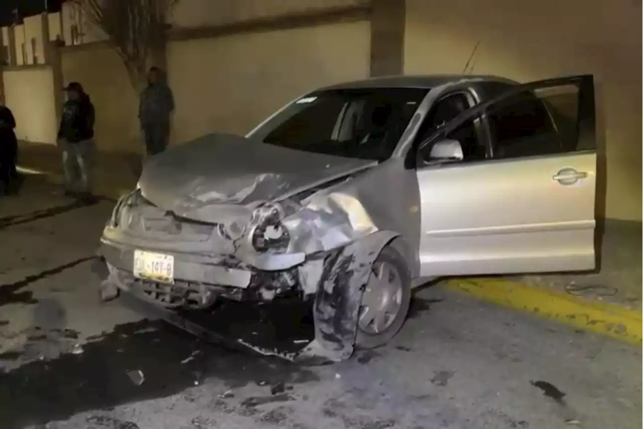 Mujer se distrae con celular y ocasiona aparatoso accidente en Mirasierra, Saltillo