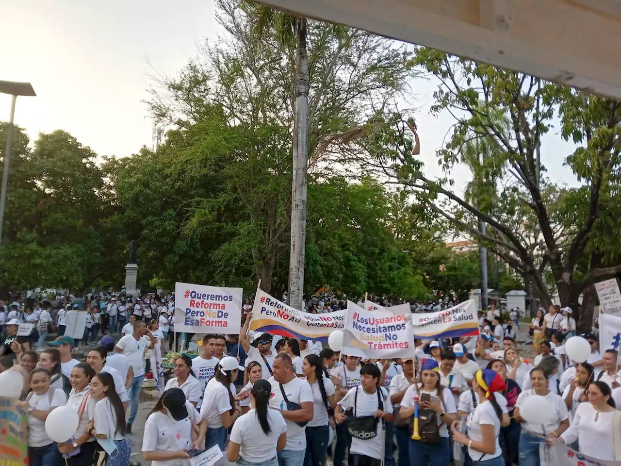 Cientos de personas protestaron en contra de la reforma a la salud en Montería