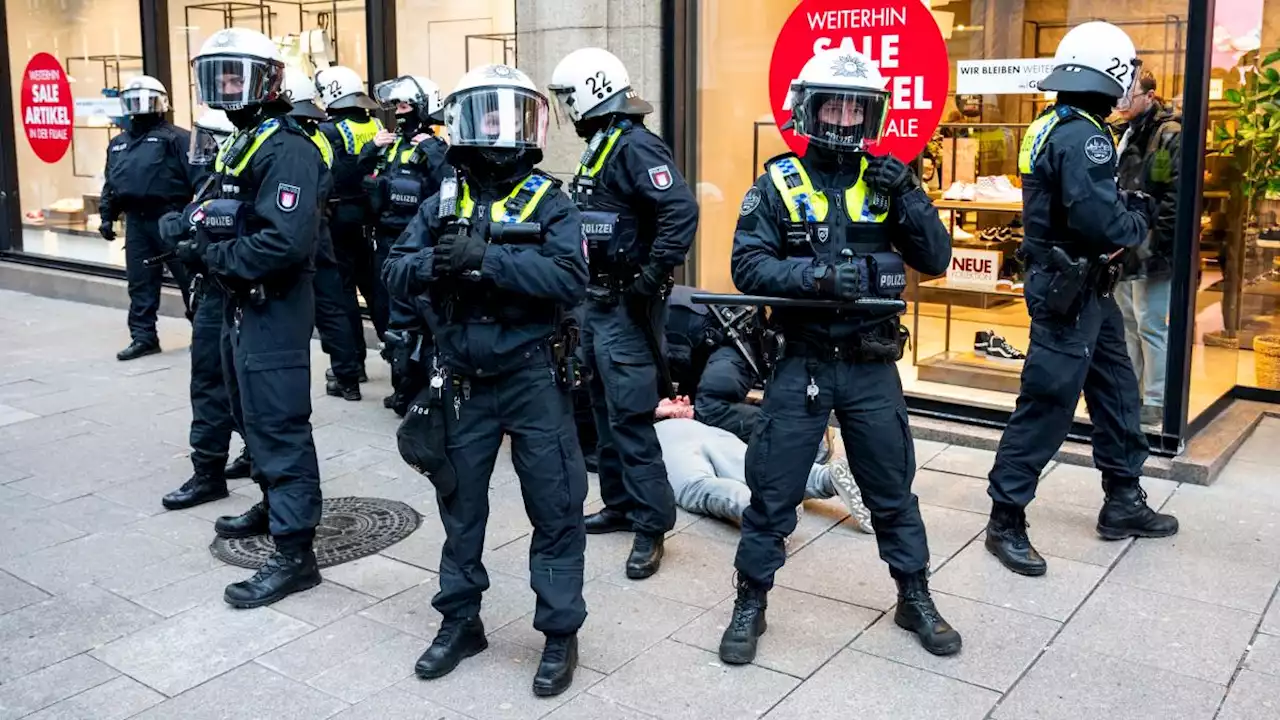 Von falschem Versprechen angelockt: Jugendliche attackieren Polizei