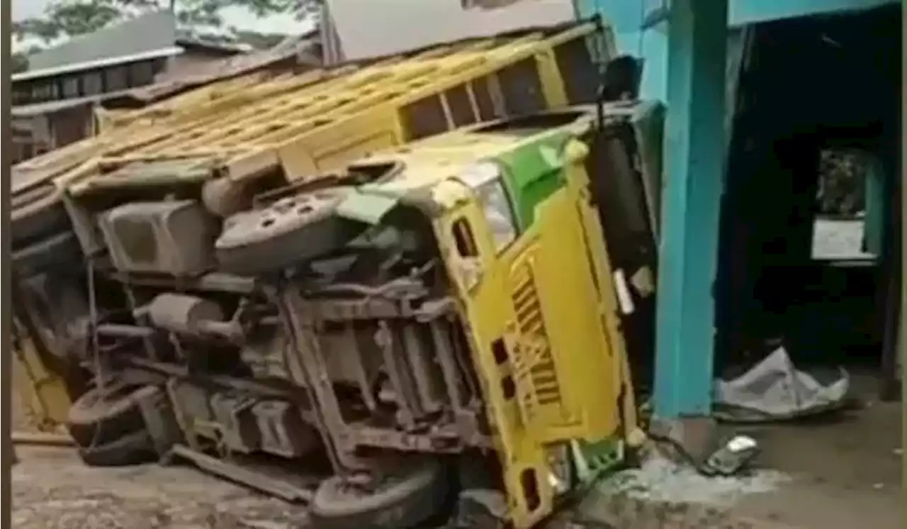 Rem Blong, Truk Terguling Tabrak Warung Bakso di Lebak Banten