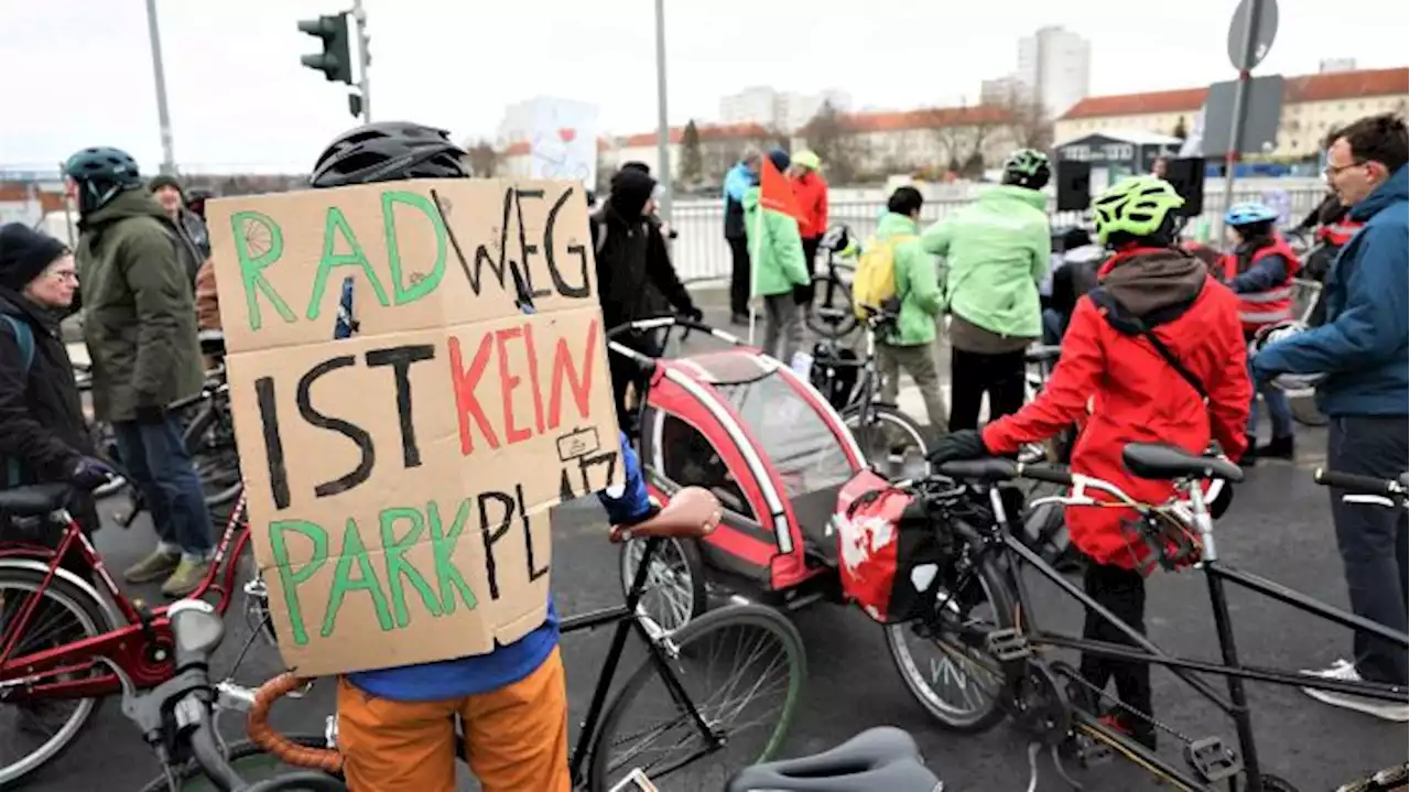 Fahrrad-Demo aus Protest gegen den Weiterbau der A100