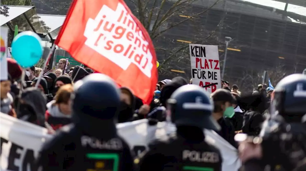 Verletzte und Ausschreitungen bei Protest gegen AfD-Treffen