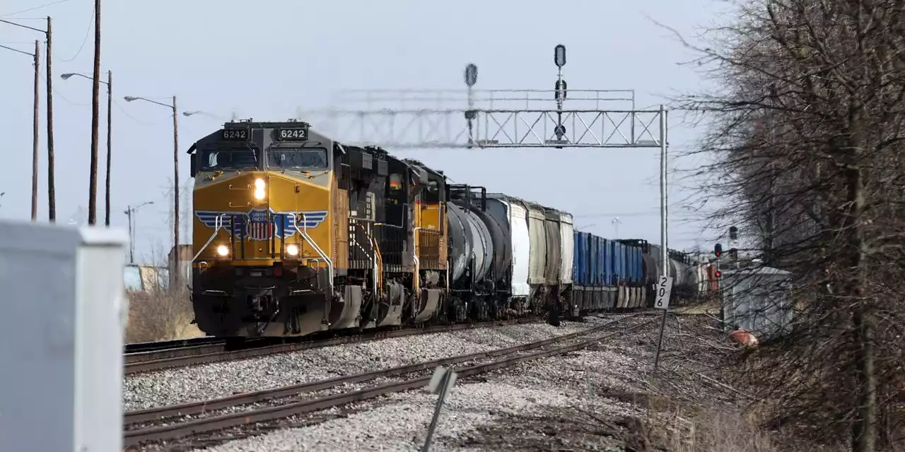 Norfolk Southern train derails in Springfield, Ohio; 20 to 30 cars off the track