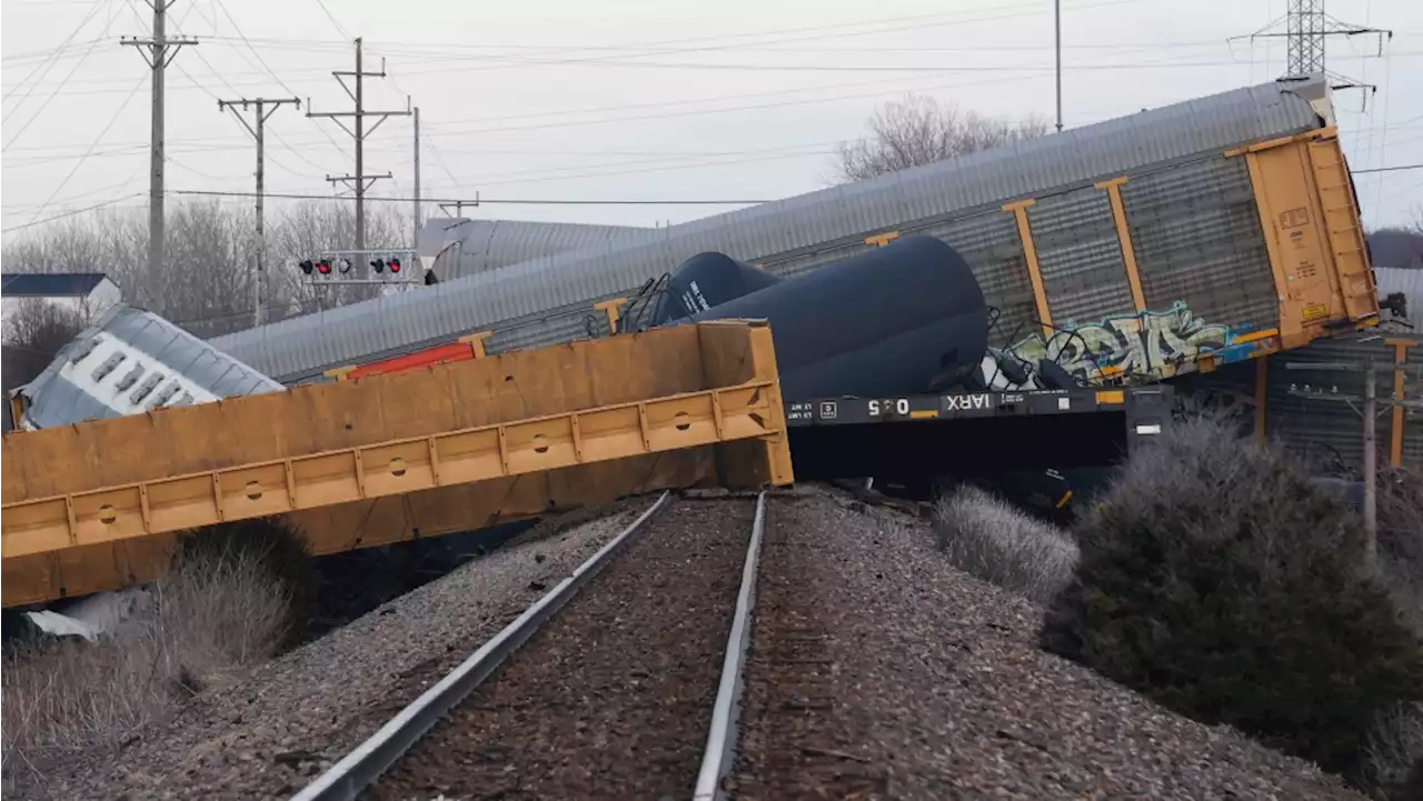 20 cars of Norfolk Southern cargo train derail in Ohio