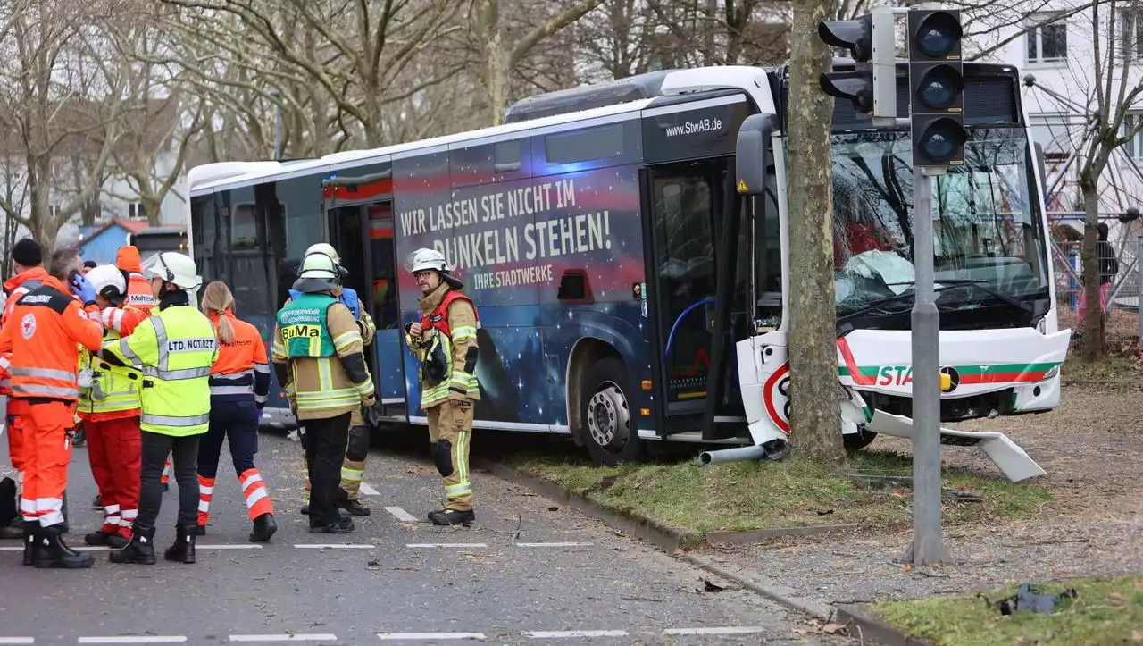 Elf Verletzte bei Unfall eines Linienbusses in Aschaffenburg