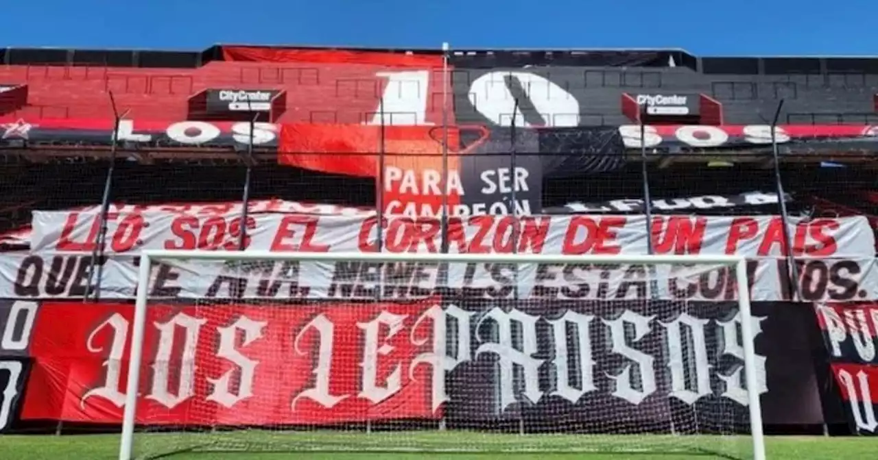 La bandera que colgó la hinchada de Newell's en apoyo a Messi