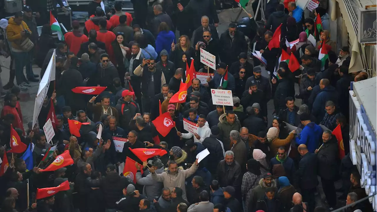 Tunisie : des centaines d'opposants réclament au président Kaïs Saïed de 'libérer les détenus'