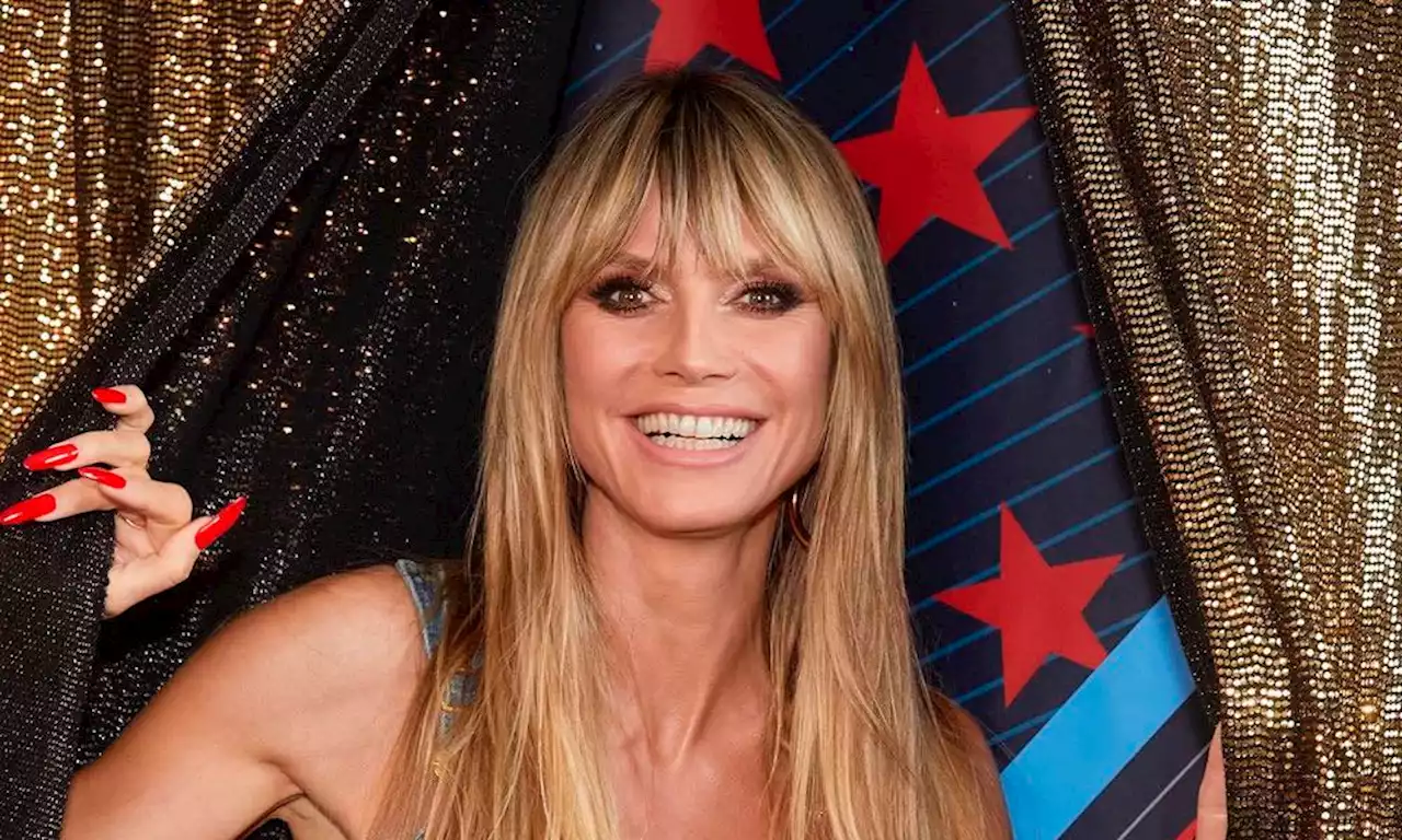 Heidi Klum sabe cómo lucir un 'cropped top' a partir de los 40