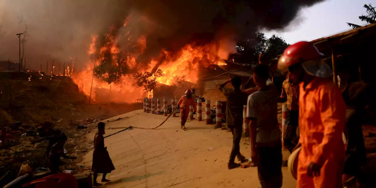 C’è stato un grosso incendio in un campo profughi rohingya in Bangladesh - Il Post