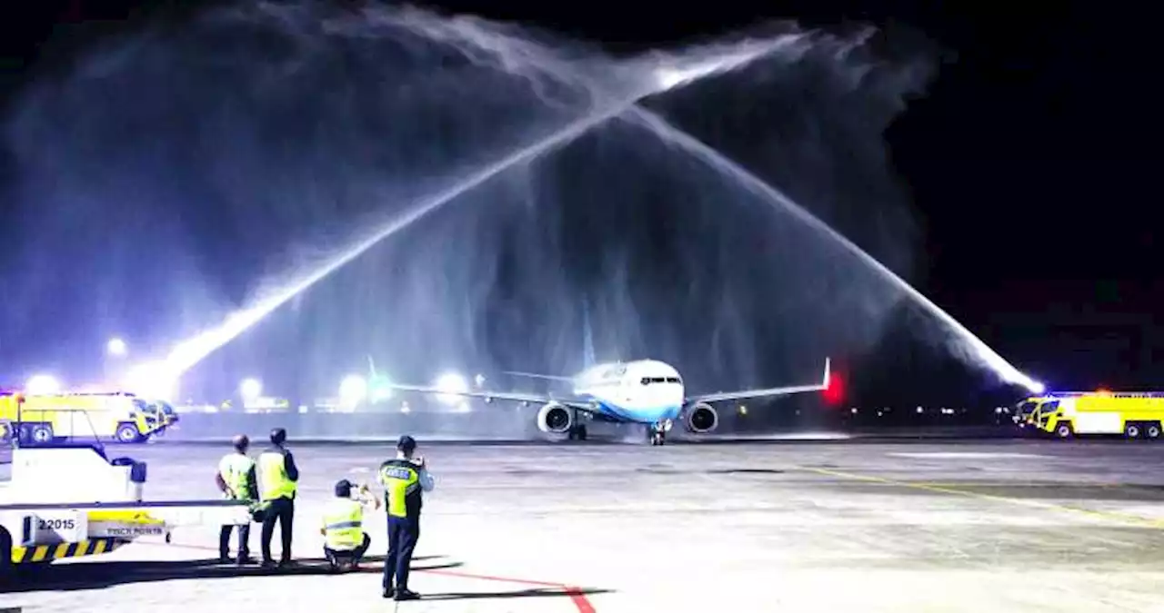 Astungkara, Xiamen Airlines Tiba Lagi di Bali, Disambut Water Salute