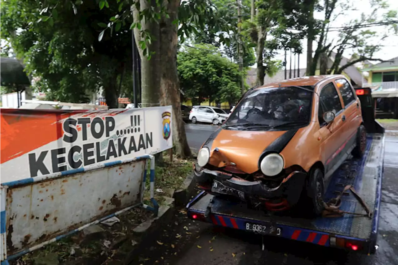 Mobil Seruduk Gapura Tapal Batas Malang Kota-Kabupaten