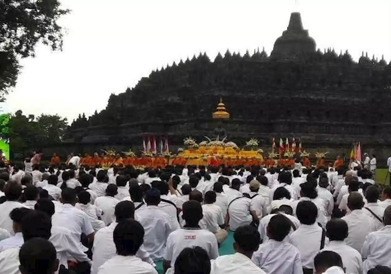 Ribuan Umat Buddha Peringati Magha Puja di Pelataran Candi Borobudur