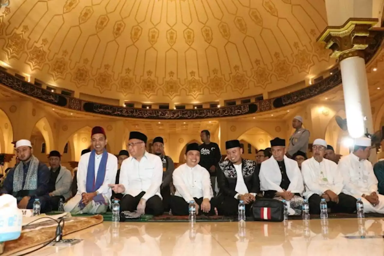 Ribuan Warga Ikut Subuh Akbar Bersama UAS