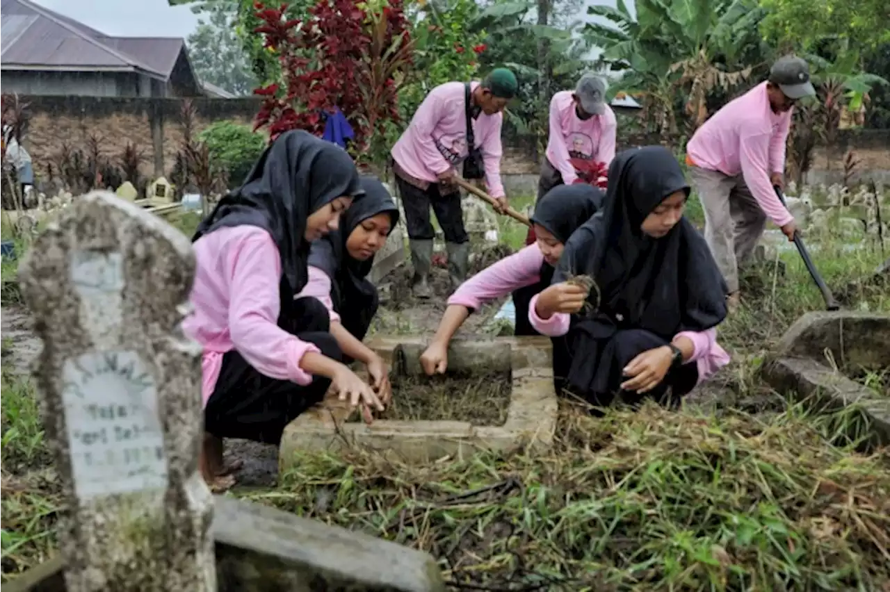 Srikandi Ganjar Bersama Ikatan Remaja Mesjid Lakukan Aksi Bersih Makam