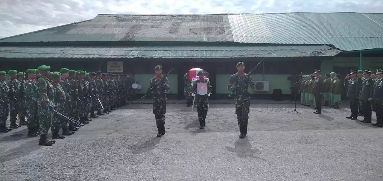 Kasdim 1710/Mimika Pimpin Upacara Pelepasan Dua Jenazah Prajurit TNI