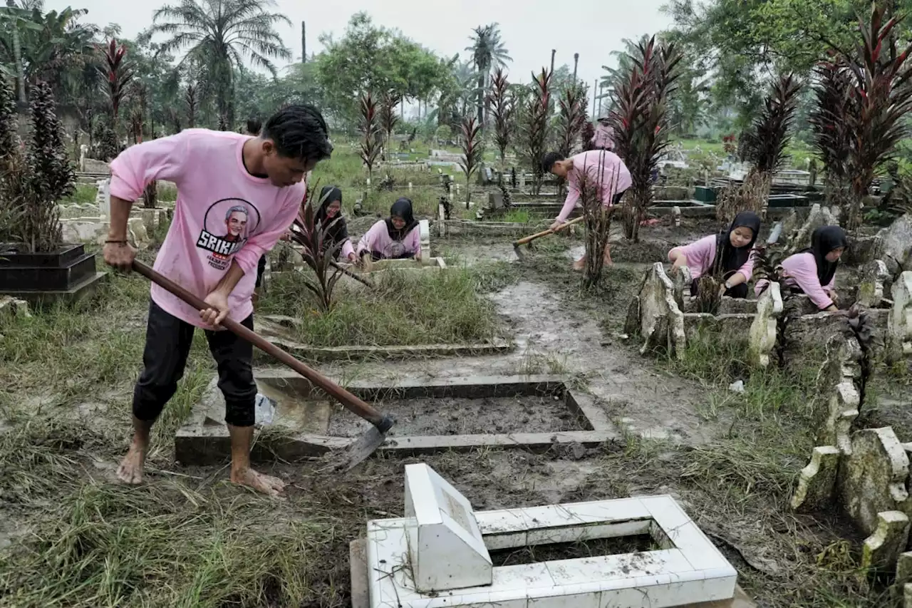 Menjelang Ramadan, Srikandi Ganjar Sumut Bersama Ikatan Remaja Masjid Bersihkan Makam