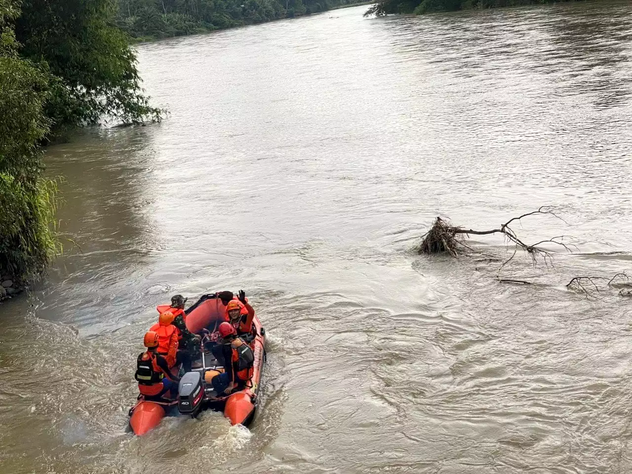 Tim SAR Perluas Area Pencarian Santri yang Hilang di Sungai Tapsel