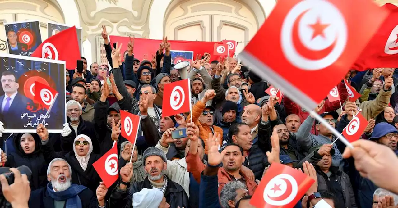 Tunisie: des centaines d'opposants pressent le président de 'libérer les détenus'