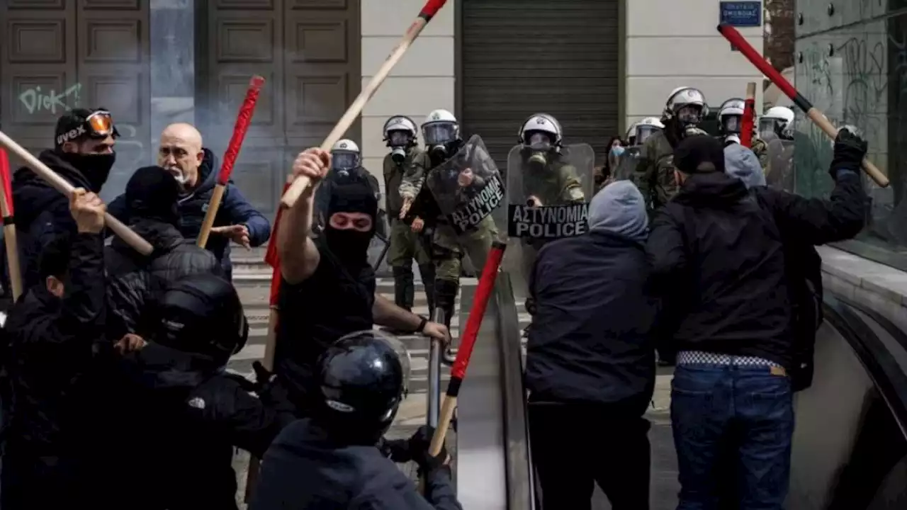 Manifestantes tachan al gobierno griego de 'asesino' tras la trágica colisión de trenes