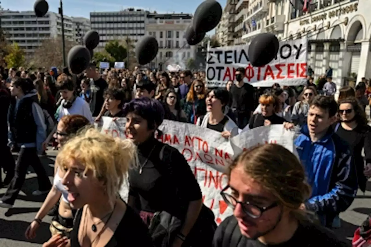 More protests over Greek rail disaster as first victims buried