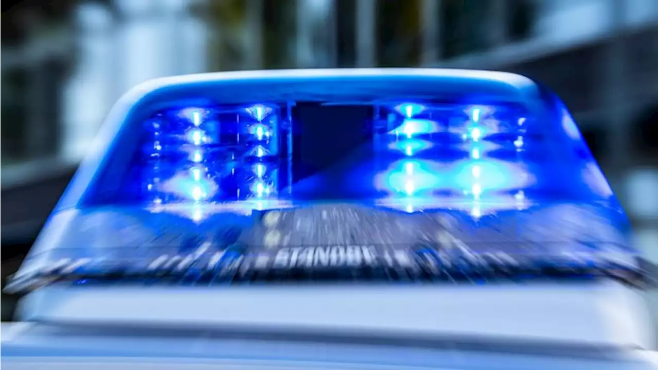 25-Jährige greift Rettungssanitäter und Polizistin an