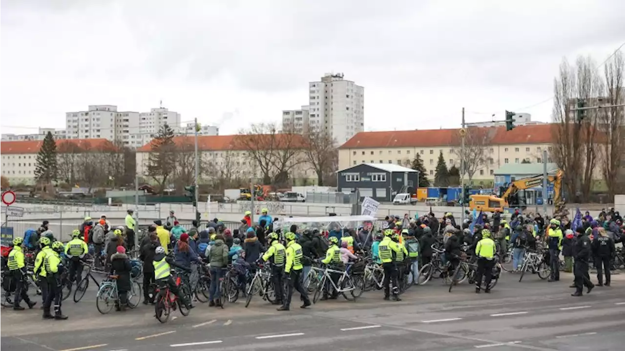 A100: Radfahrer demonstrieren gegen Weiterbau