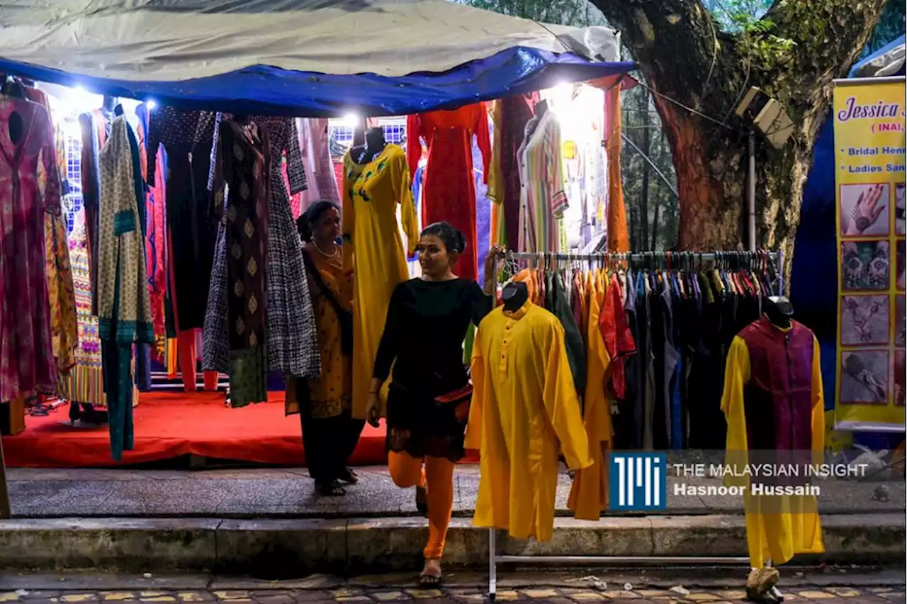 Peniaga kedai pakaian buat jualan lelong serendah RM5 | The Malaysian Insight