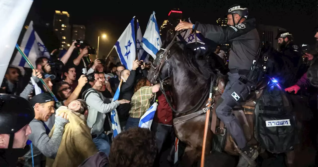 Tens of thousands of Israelis protest judicial overhaul plans