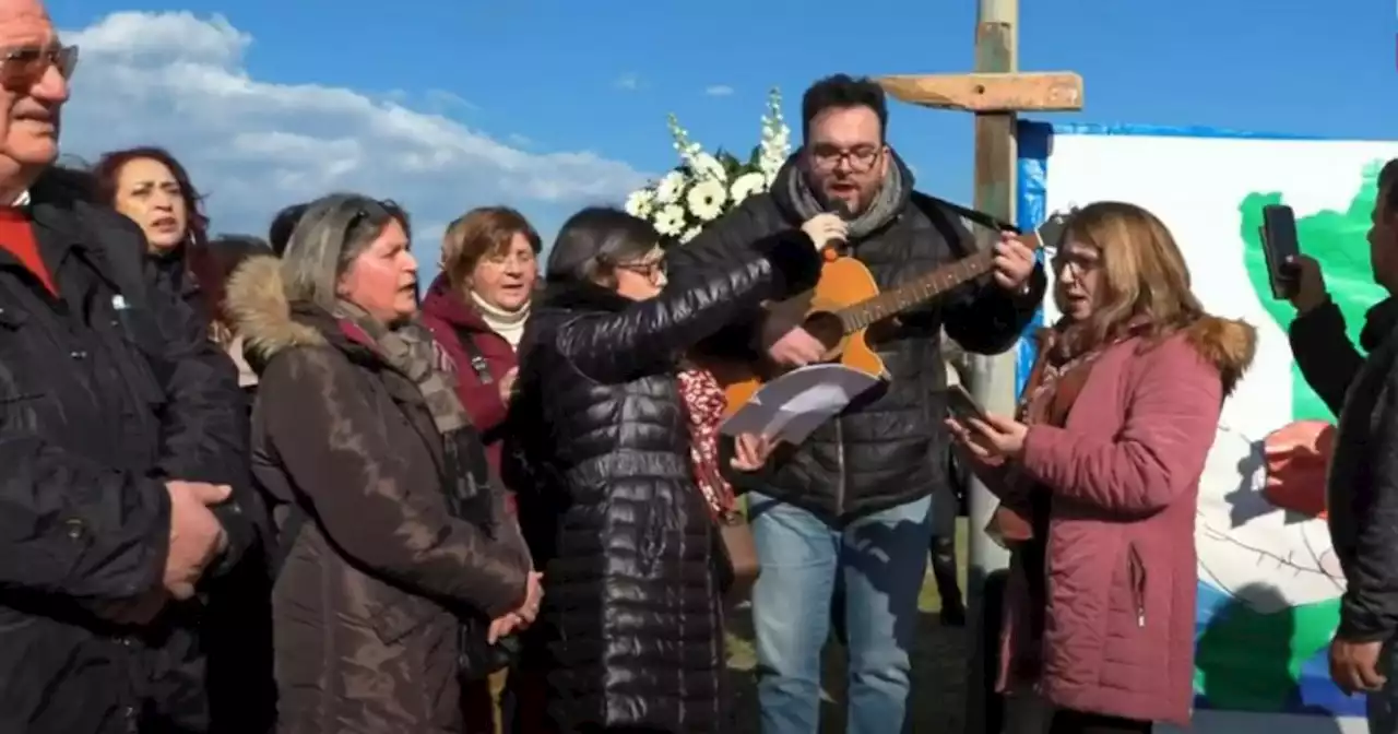 Naufragio migranti, a Cutro la via crucis con la croce ricavata dal legno del relitto - DIRETTA