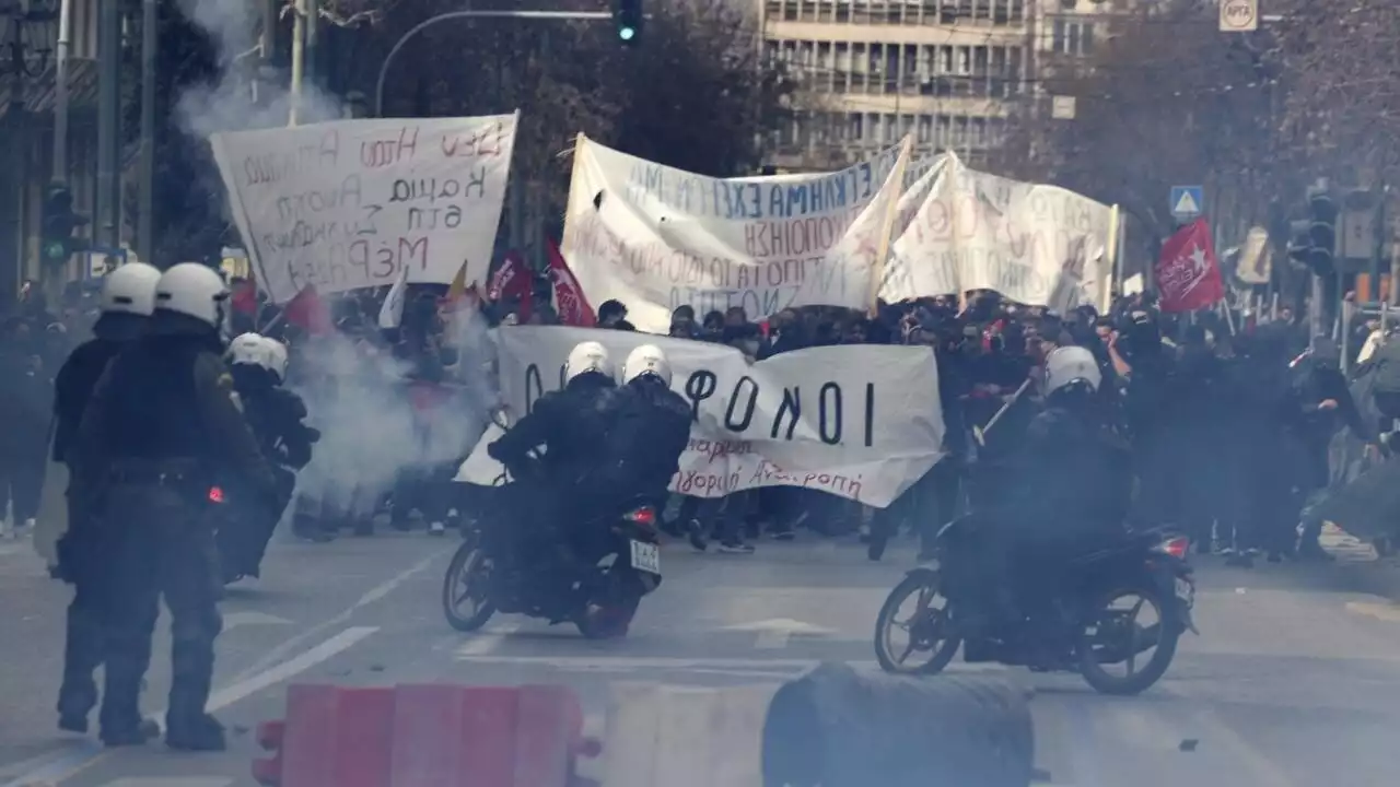 Accident de train meurtrier en Grèce: les manifestants laissent éclater leur colère à Athènes