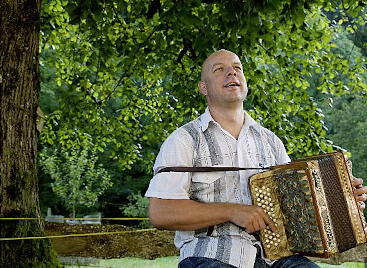 Goldener Violinschlüssel für Schwyzerörgeler Aeschbacher - Schweizer Bauer