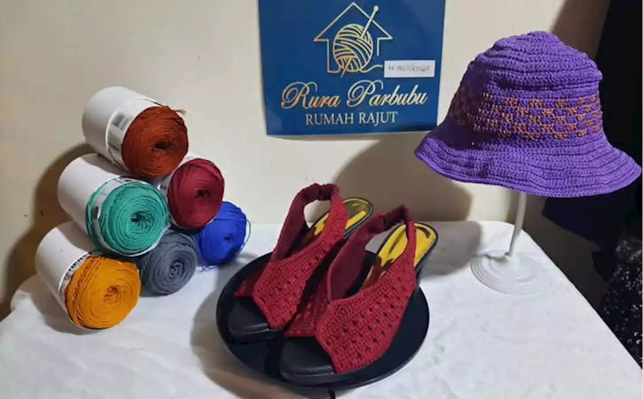 Keunikan Sepatu & Sandal Rajut dari Tarutung Makin Dikenal Berkat Rumah BUMN