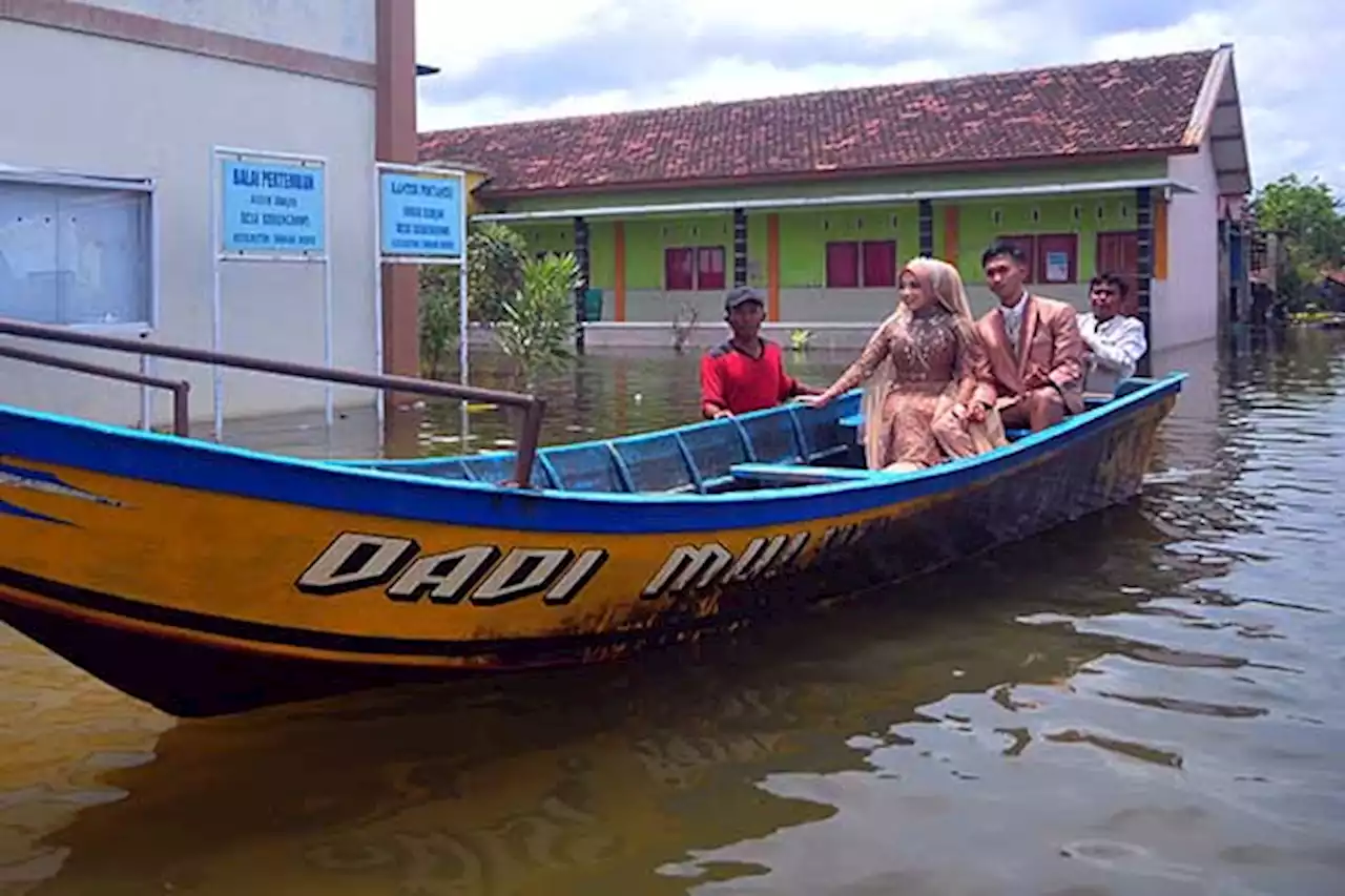 Potret Pasangan Pengantin di Kudus Gelar Resepsi Nikah Ditengah Banjir