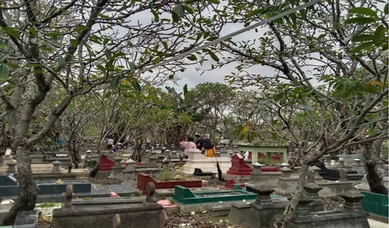 Sambut Ramadan, Warga Solo Mulai Nyadran Ke Makam Leluhur