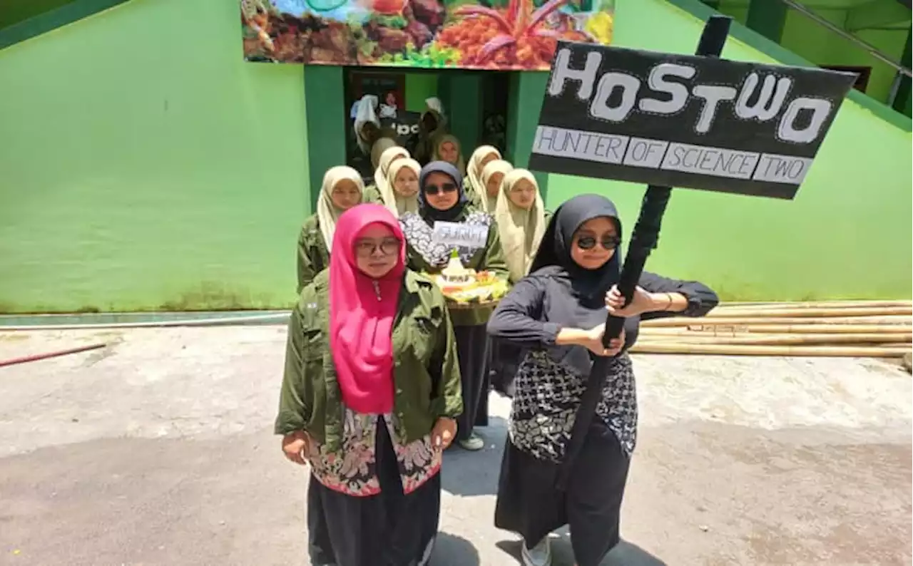 Serunya Parade Tumpeng Ambeng di MA Al Manshur Popongan Klaten