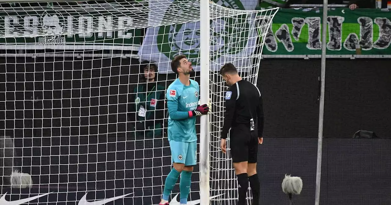 Bundesliga: Kuriose Tor-Panne in Wolfsburg - Frankfurt-Keeper Kevin Trapp greift ein