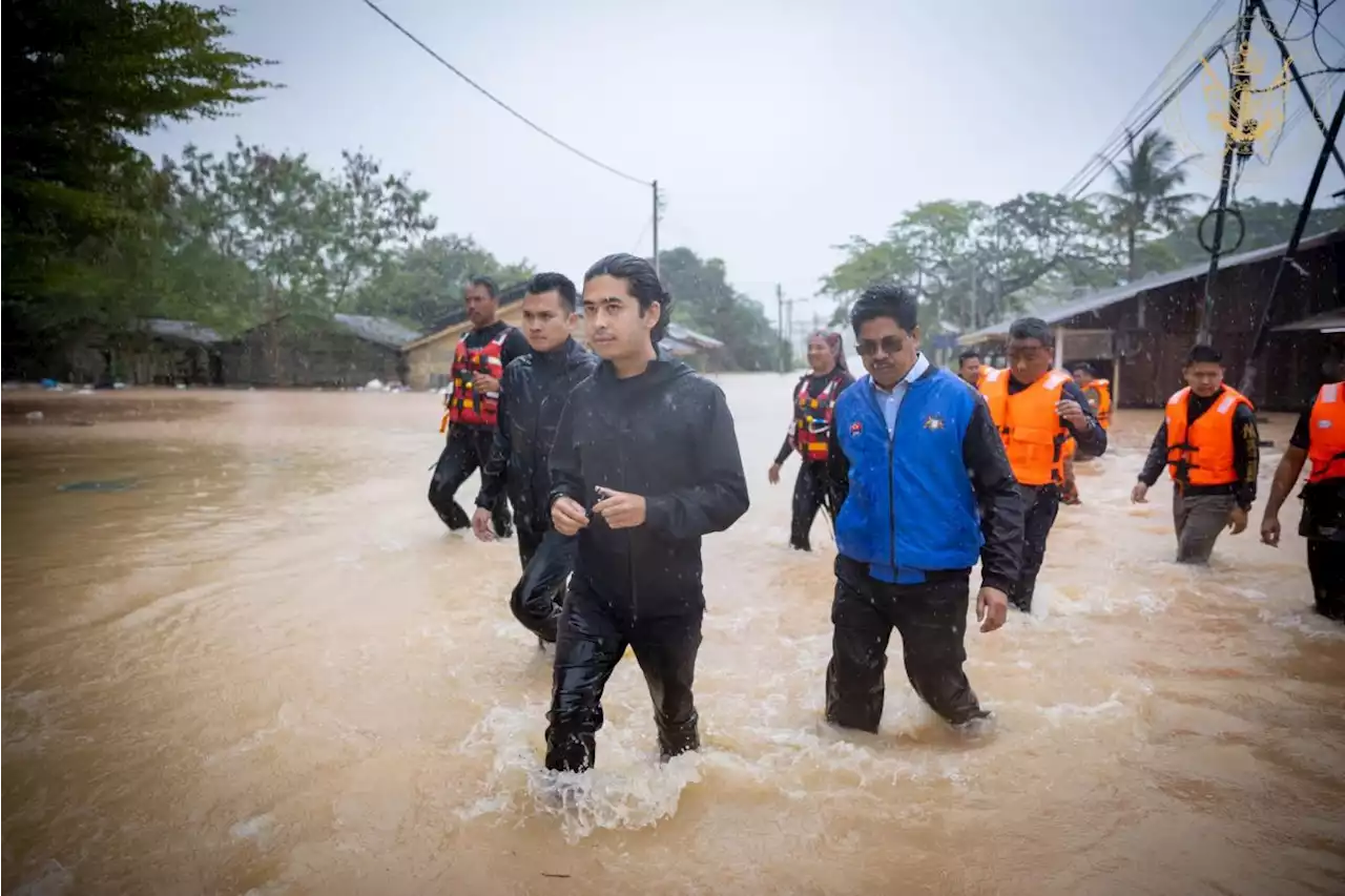 Floods: Johor prince delivers aid to Muar victims