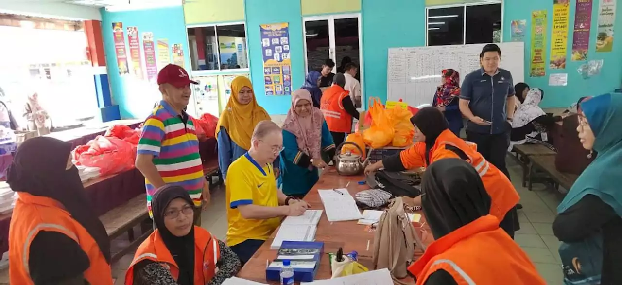 Floods: Sungai Rambut folks to work together to make hot meals for evacuees, says Dr Wee