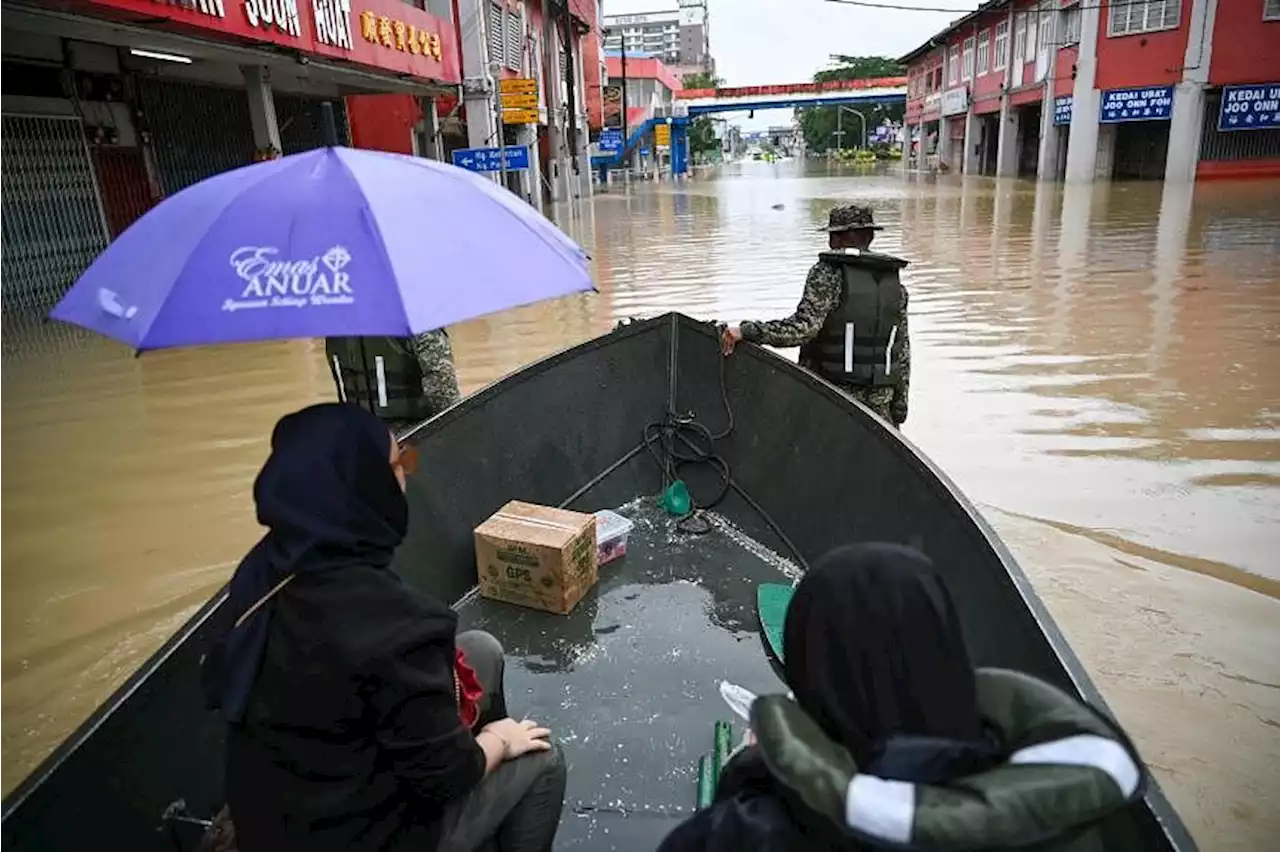 Inaccessible roads hampering flood relief efforts in Malaysia