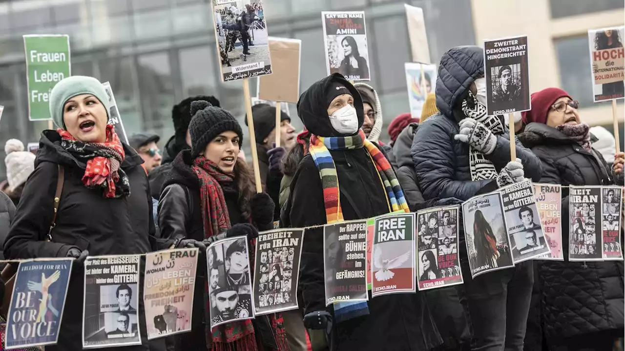 „Die Welt ruht auf der Hoffnung“: Benefizlesung in Berlin unterstützt den Protest der Frauen im Iran