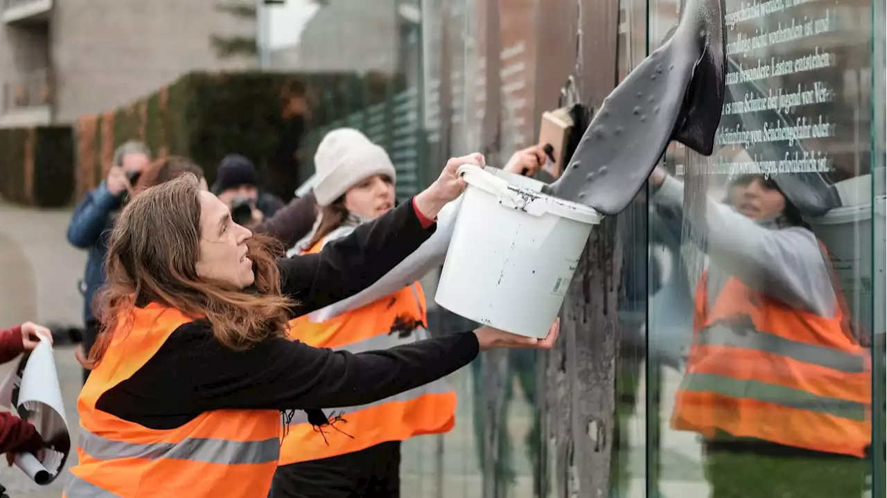 Innenministerin Faeser fordert strafrechtliche Konsequenzen: „Letzte Generation“ beschmiert Grundgesetz-Skulptur am Bundestag in Berlin