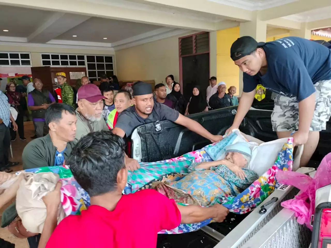 72 pemuda, bantu pindahkan mangsa uzur, OKU