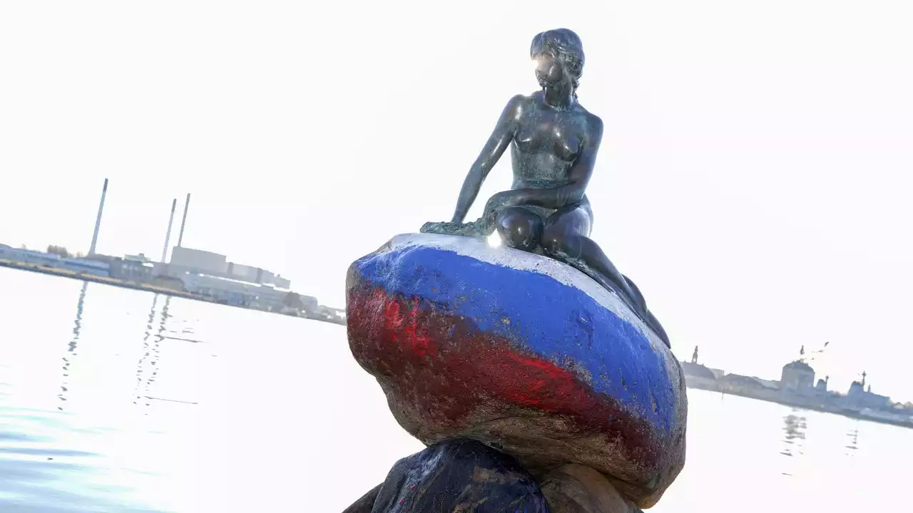 La statue de la Petite Sirène à Copenhague vandalisée aux couleurs de la Russie