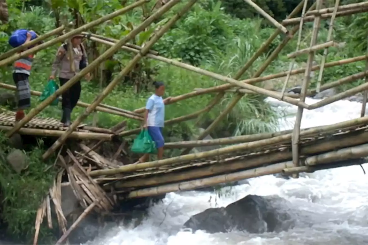 Tagana Salurkan bantuan untuk warga terisolir akibat banjir bandang - ANTARA News