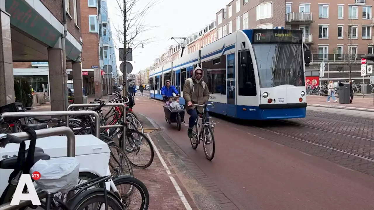 Vertrouwde tramgeluiden terug in de Kinkerstraat: 'Blij dat ik dat gepingel weer hoor'