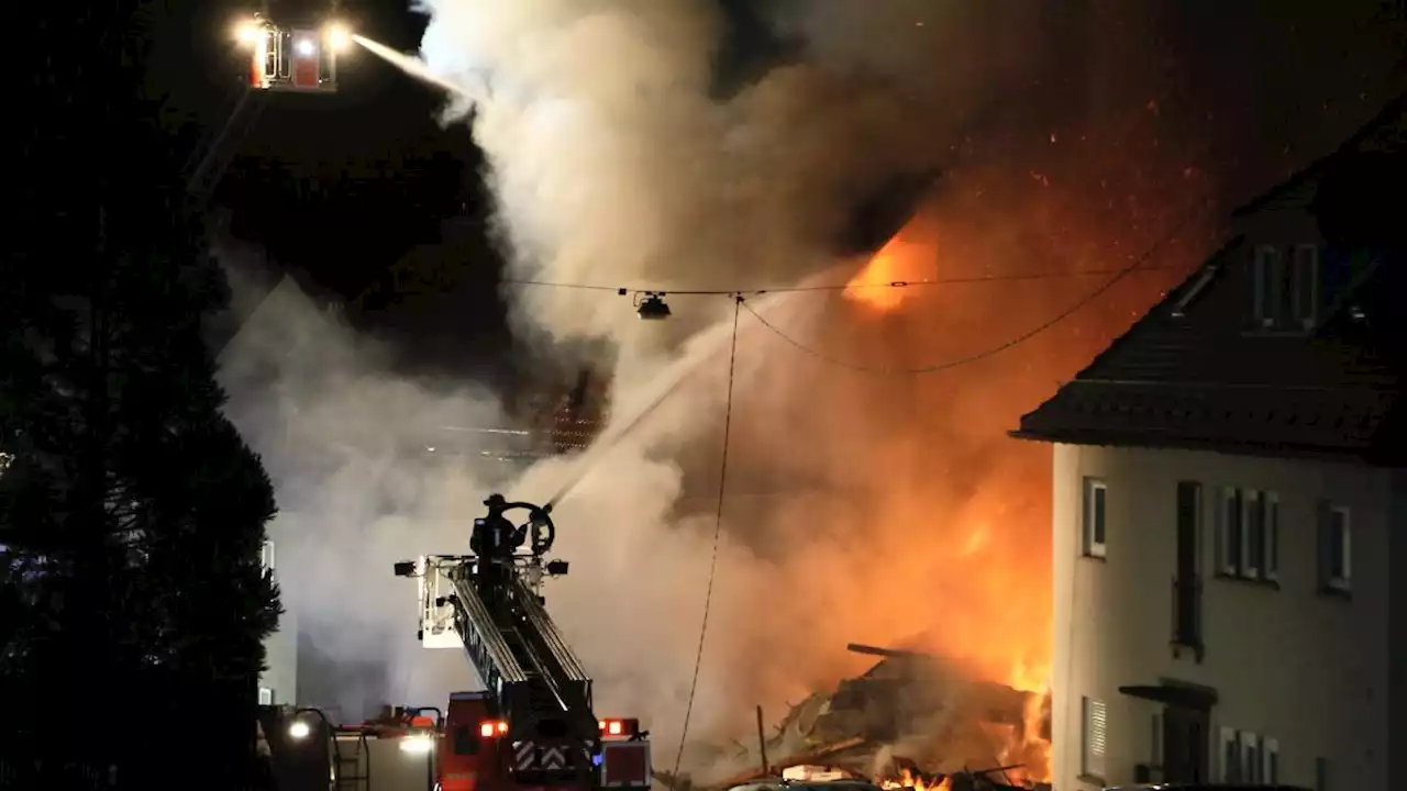 Feuer lässt Haus in Stuttgart teilweise einstürzten – Frau vermisst