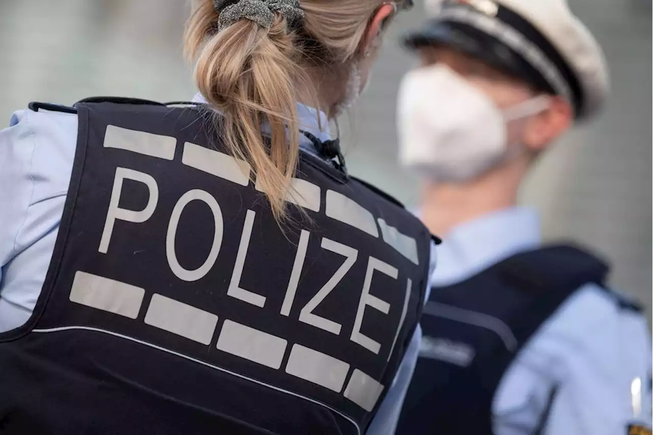 Im Drogenrausch: Frau beißt Polizistin und schlägt Rettungssanitäter